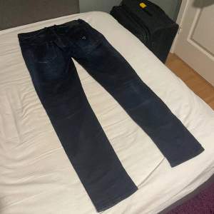 Guess jeans i strolek 31. Knappt använda utan mest stått i garderoben. Priset är disurterbart! 