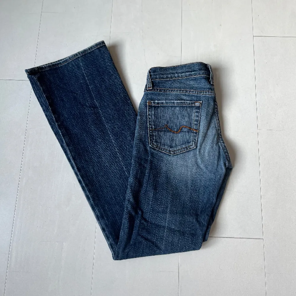 Säljer nu dessa supersnygga 7forallmankind lågmidjade jeans då det inte passar mig💗 Midjemått-33cm Innerbenslängd- 79cm  . Jeans & Byxor.