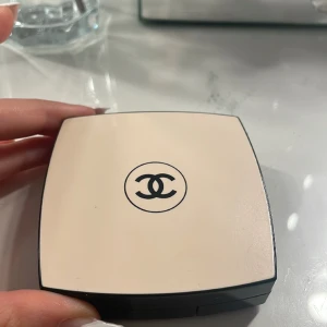 chanel bronzer  - ny pris 680 Ca! inte så använd  från chanel  säljer även massa smink från caia,chanel,dior osv så kika in min profil