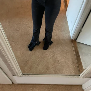 Jeans - Gina tricot svarta jeans med slits