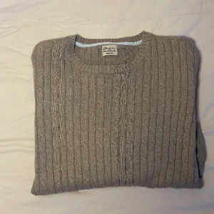 Kabelstickad tröja  - Fet kabelstickad tröja🔥Väldigt bra skick/nyskick, tröjan är beige & storlek M. Fråga om du har funderingar, kan postas/ hämtas upp i Jönköping🔥