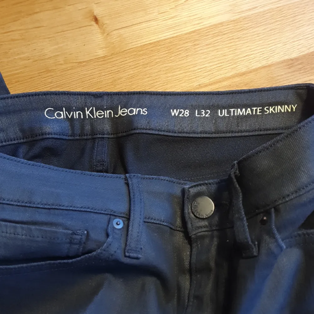 Svarta skinny jeans med vaxliknade utseende. W28 L32.. Jeans & Byxor.