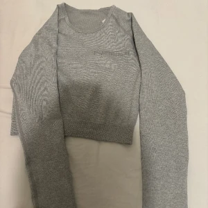 Träningsset  - Gråa tränings kläder i storlek 36-38. Aldrig använda. 