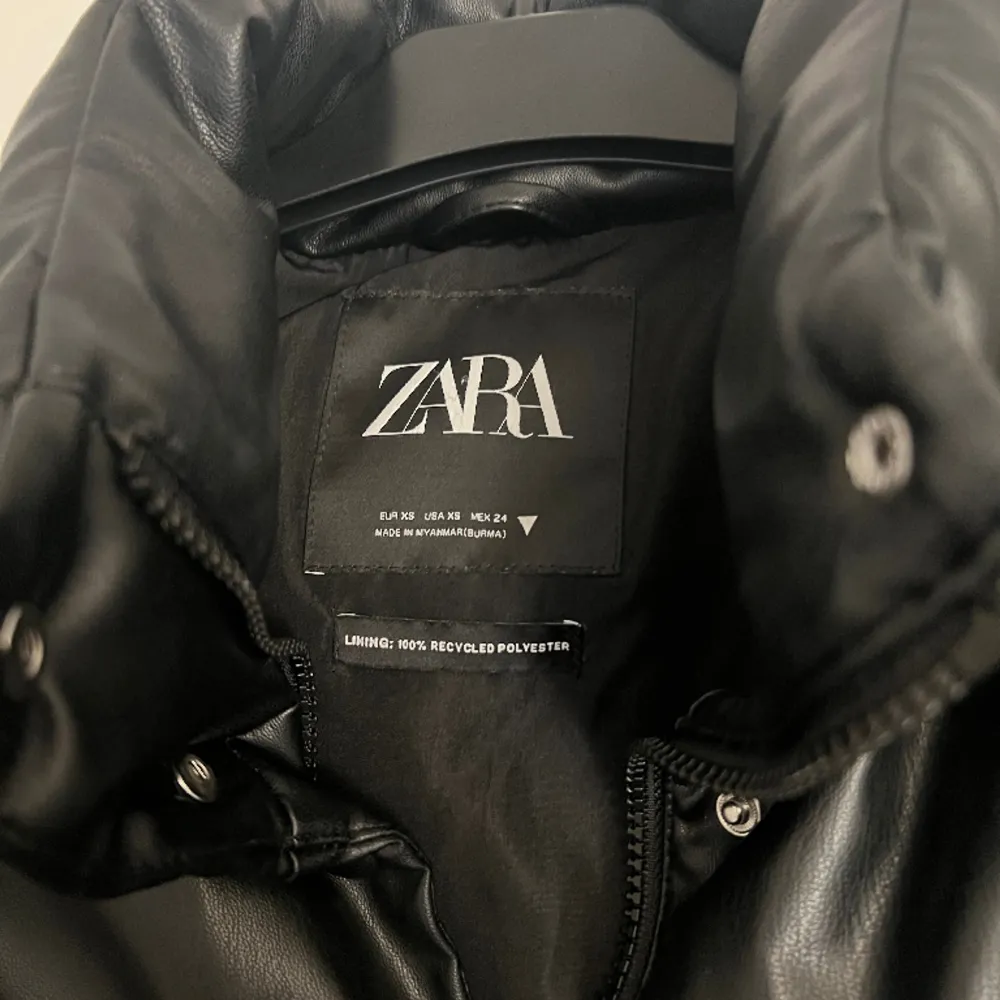Kroppad vadderadjacka från Zara i storlek XS. Sparsamt använd och inga tecken på användning. 💕. Jackor.