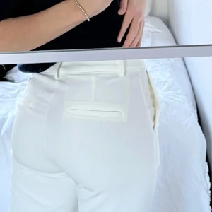 Lågmidjade Kostymbyxor  - Jätte fina kostymbyxor som är vita och i nytt skick knappast andvända❤️ bilden är från tjejen jag köpte dom av. dom är från bikbok och är i storlek 36❤️byxorna är midwaist 