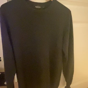 Stickad tröja  - Stickad tröja från dressman passar nog M också! Jätte snygg! Har bara använt den en gång men har redan så många gråa tröjor så har ingen användning av den