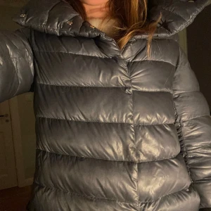 Herno jacka - Kollar intresset på min hernojacka❤️det finns vissa defekter, därav priset❤️skriv gärna om du har några funderingar❤️går ner i pris vid snabb affär❤️