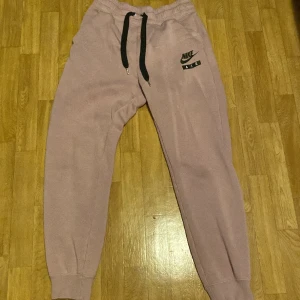 Nike byxor  - Den typ ny har it använts mycke 