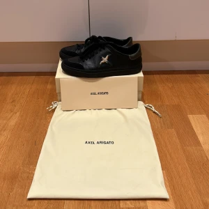 Axel arigato skor - Schyssta pukes najs o gå på stan med. Säljer då dom är för små! Skick 6/10 påse och lådan följer med! Hör av er vid frågor. Orginal pris: 2000kr. Storleken är stor så dom sitter som 41