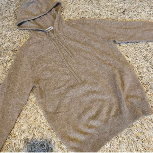 100% Cashmere hoodie - Säljer denna sjukt fräscha Kashmir hoodie från BERRGET! som endast har används 2 gånger för endast 1099kr! (Pris går att diskuteras). Hör av er vid eventuella frågor!! FRI FRAKT!!!
