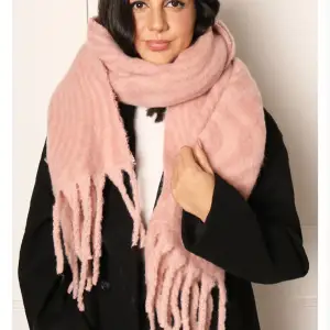 Säljer en super mysig halsduk i en jätte fin rosa färg. Bra kvalite och super mjuk och värmande nu till hösten & vintern, 50% polyester. I helt nytt skick med prislapp kvar, inköpt för 229kr, säljer för 100kr!💕