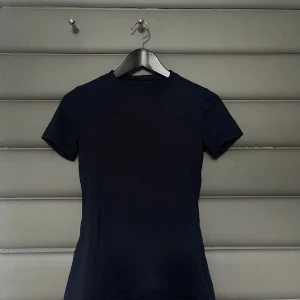 T-shirt intimissimi - En mörkblå t-shirt från intimissimi, bara använd tre gånger!🥰