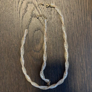 Halsband och armband  - Säljer halsband och armband från Safira. Aldrig använda. Pris för båda 180 kr. 