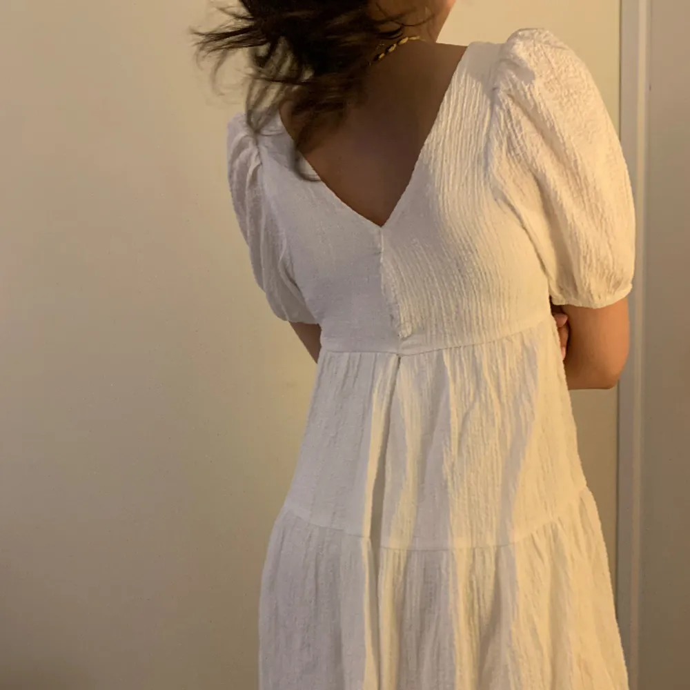Säljer denna jättefina vita klänningen som bara använts ett fåtal gånger. Perfekt till studenten! Har sytt i ryggen pga att den satt lite för löst först 🩷. Klänningar.