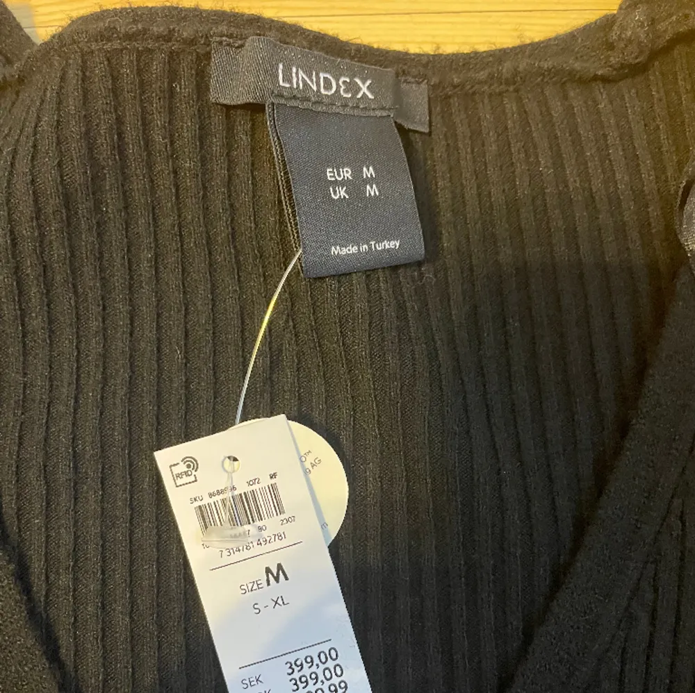 En tröja från Lindex i storlek M Helt ny med prislapp! Köpare står för frakt 🚚 . Tröjor & Koftor.