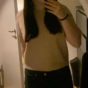 Beige Stickad T-shirt  - Plagget är som nytt. Jag har använt de 3 gånger. Passar för dig som har storlek M också.