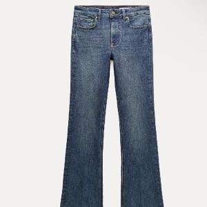 Ljusblåa utsvänga jeans  - Ett par ljusblåa jeans från Zara. Använda fåtal gånger super bra skick. Skriv för mer bilder eller funderingar.💞💞