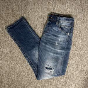 Säljer ett par sjukt trendiga Jack & Jones jeans. W30 L32