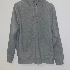Carhartt hoodie  - Grå carhartt hoodie perfekt skick 10/10. Såklart äkta. Köpt för 1300 Säljer för 599