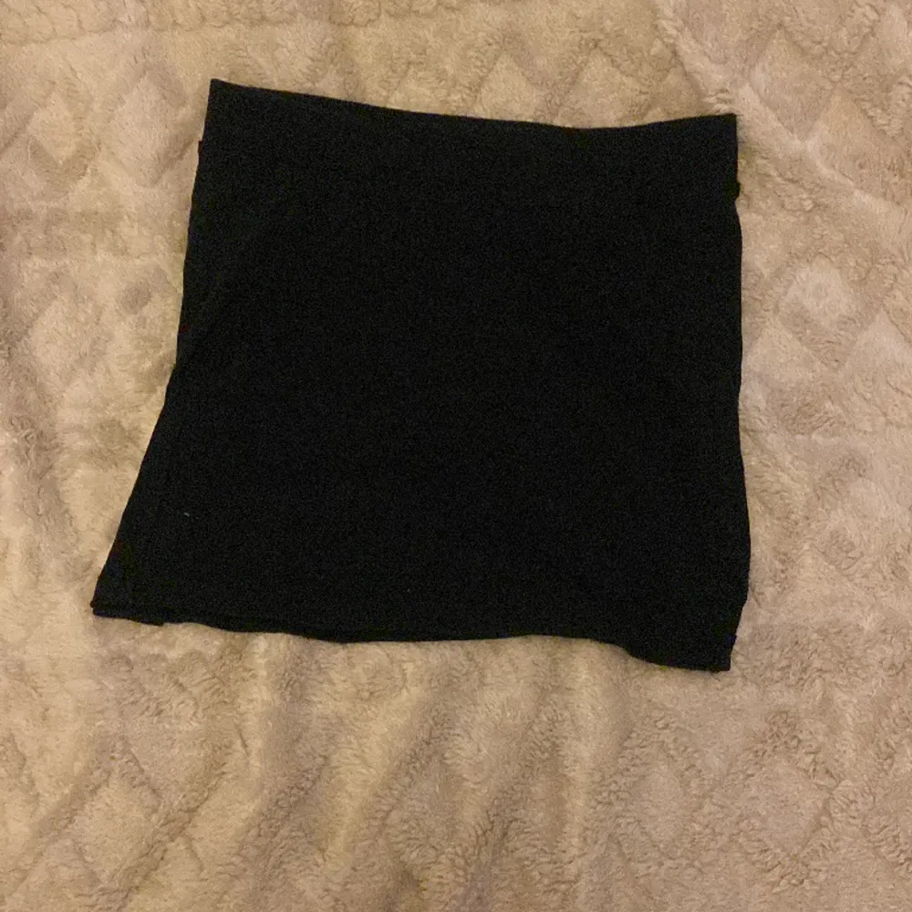 En kort svart kjol från Gina tricó💘. Kjolar.