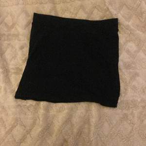 En kort svart kjol från Gina tricó💘