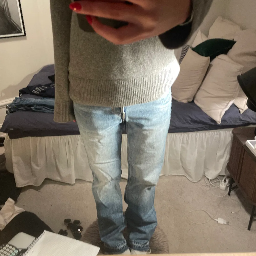 Super snygga jeans från weekday i storlek 28/32 med snygg kant nertill (innerbenslängd 74cm, midja rakt över 39cm). Jeans & Byxor.