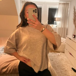 Stickad tshirt  - Lägger ut här innan jag gör retur, slutsåld! Prislapp kvar och helt oanvänd🩷 Säljer för originalpris då jag annars lämnar tillbaka, och endast lägger ut ifall någon söker denna då den är helt slut! 