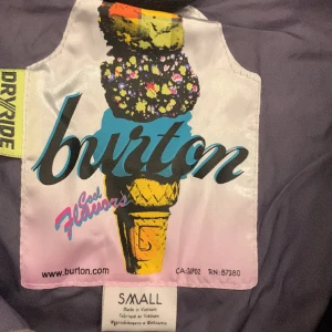 Burton Skidbyxor  - Super coola Burton skidbyxor som också kan användas till snowboard sitter tajt och skaffat nya kom privat för fler bilder💕💕🙌🏼