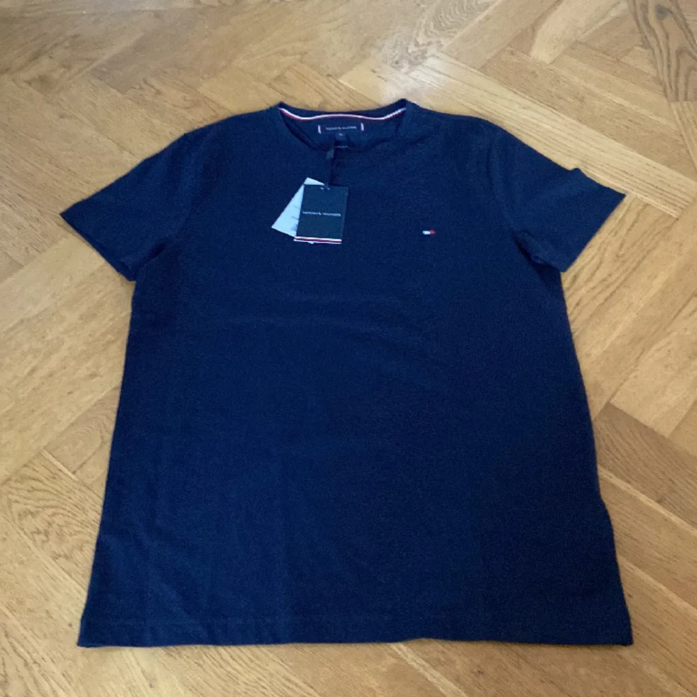 Helt ny Tommy Hilfiger mörkblå T-shirt säljes pga att den var för liten. Inköpt i England nu i januari. Lappen kvar. . T-shirts.