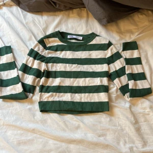 Tröja  -  säljer på grund av att den inte kommer till användning väldigt fint skick!