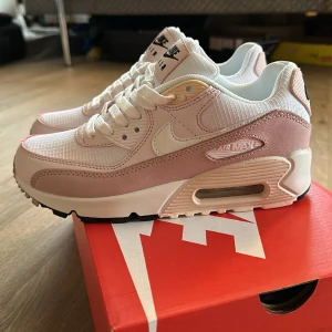 Nike air max 90 storlek 37,5  - Använda enstaka gånger, i fint skick!  Fler bilder kan skickas!  Rosa & vita