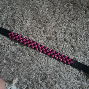 Rosa nitbälte - Säljer ett rosa nitbälte, köpt för ett tag sen men det är alldeles för litet på mig. Ganska slitet men går fortfarande att använda 💞 En nit saknas, men det märks knappt då det är en svart 💞