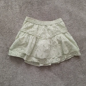 Zara kjol  - Zara kjol som har blivigt för liten väldigt bra skick!!💕