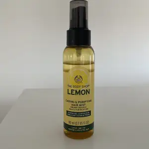 Säljer denna body shop hair mist i lemon. Den är ”caring & purifying” Jag har använt den men det är mycket kvar (se bilderna) Den luktar fräscht och citrus. Nypris: ca 150kr men går inte att köpa längre på deras hemsida 