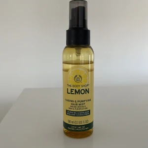 The body shop hair mist 💛 - Säljer denna body shop hair mist i lemon. Den är ”caring & purifying” Jag har använt den men det är mycket kvar (se bilderna) Den luktar fräscht och citrus. Nypris: ca 150kr men går inte att köpa längre på deras hemsida 