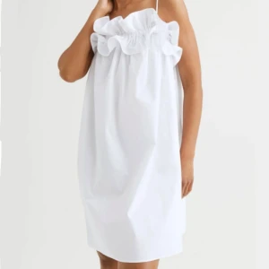 Vit klänning - Super fin vit sommarklänning från h&m helt oanvänd 🩷 