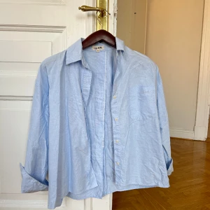 Djerf Avenue Breezy Shirt Blue - Nyskick Nypris 1099kr 