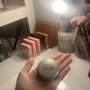 Highlighter  - Hej! Säljer denna highlighter ifrån isadora som bara ligger o inte används. Köpte den för 150 kr på Lyko men säljer för 49 kr🥰