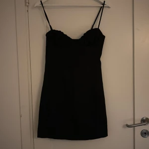 Klänning - Jätte fin klänning från Zara som tyvärr inte har kommit till användning så prislappen sitter kvar! Klänningen är i strl M men skulle säga att den passar xs-s också🥰 perfekt till sommaren eller fest🤩