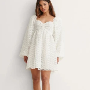 Studentklänning - Den populära långärmafr studentklänningen från nakd, storlek 36. Använd några timmar på mottagningen så u utmärkt skick!