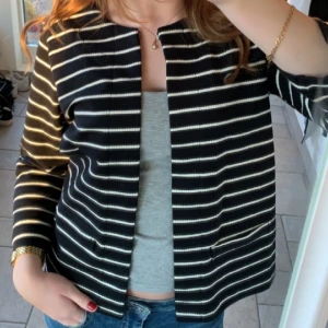 Randig Kofta med knapp💗 - Jättesöt kofta med knapp upptill💕 Säljs för att den inte används längre, kontakta mig för fler bilder, frågor och intresse!