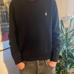 Polo raulph Lauren - Säljer nu min  polo tröjan pga av den används ej längre, det är en slim model med en jätte bra passform.