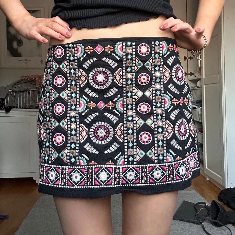 En supercool kjol från zara med fina mönster, precis som nyskick då jag inte fått så mycket användning av den!. Kjolar.