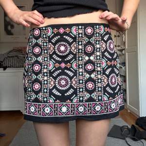En supercool kjol från zara med fina mönster, precis som nyskick då jag inte fått så mycket användning av den!