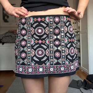 Kjol med mönster - En supercool kjol från zara med fina mönster, precis som nyskick då jag inte fått så mycket användning av den!