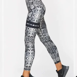 Stronger venom tights - Säljer stronger venom tights i storlek xs. Passar även xxs. Sparsamt använda men i fint skick. 250 kr plus frakt. Kontakta mig innan ni köper! Skriv för egna bilder💘