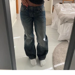 Jeans - Första bilden är mer lik i färgen Helt oanvända lågmidjade jeans, köpta för ca 300, jag är 170💞💞 Lånade bilder