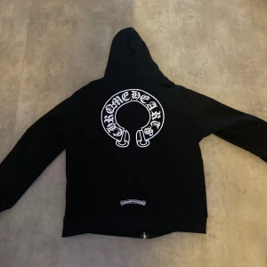 Chrome heart Zip Hopdie - Fräsch chrome heart zip hoodie använts typ 3 gånger säljer i bra skick. Kan sänka priset vid snabb affär 