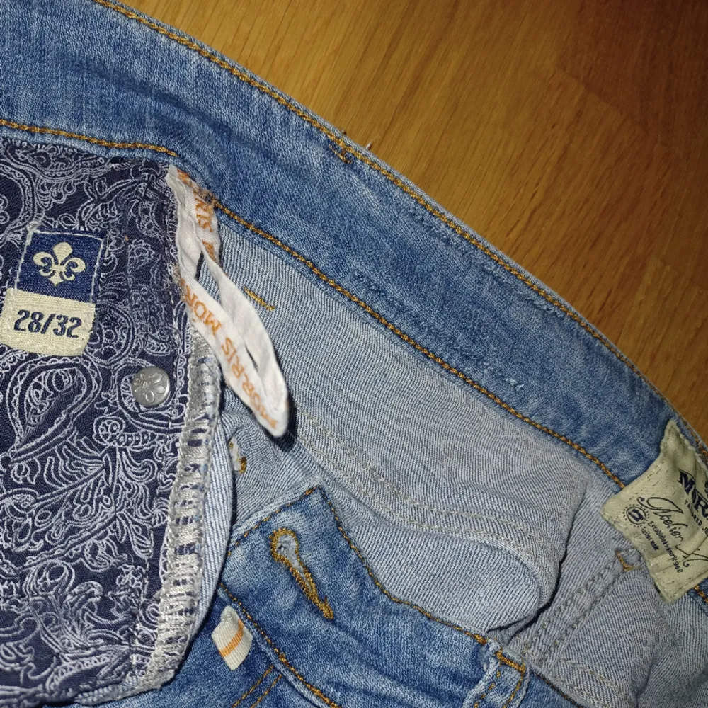 Hej. Säljer skitsnygga Morris jeans, sparsamt använda, inga skavanker. Vid intresse tveka inte höra av Dig.. Jeans & Byxor.