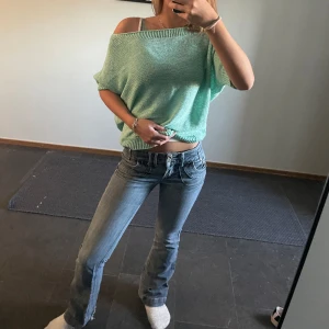 Low waist jeans med detaljer - Så himla snygga Lowwaist jeans med detaljer på bakfickorna. Så snygg grå tvätt lite defekter som inte är märkbara då några glitter stenar har trillat av på sista bilden på bakfickan. Jag är 165 cm lång och dessa är i perfekt längd och storlek för xs
